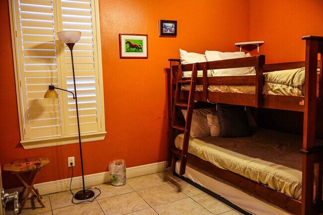 Building Photo - 117 E Lantana St