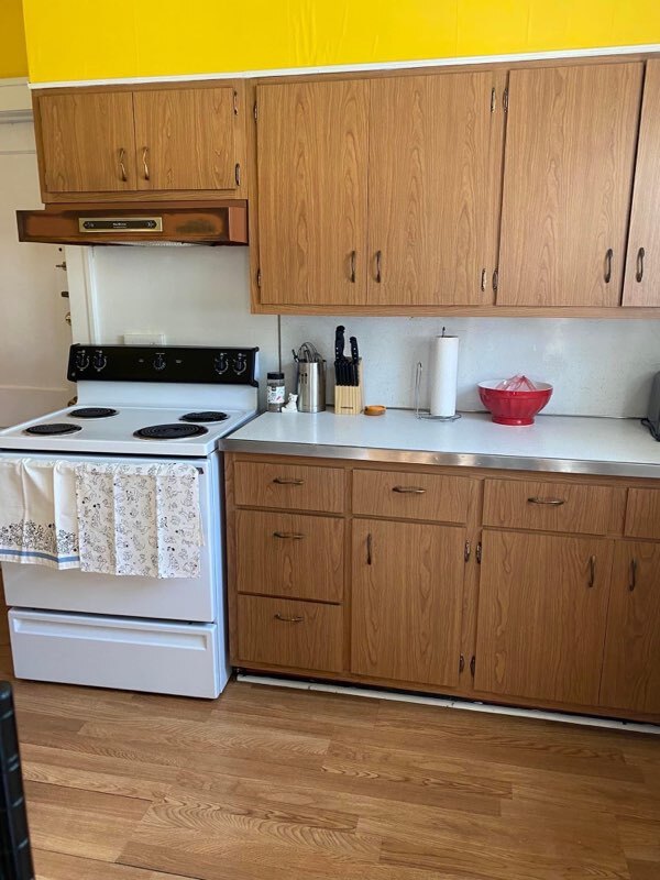 Kitchen - 42 Pinewood Ave