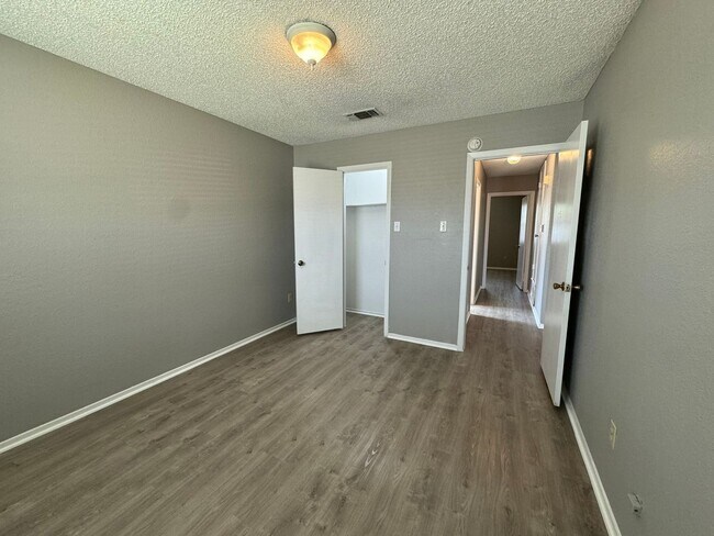 Building Photo - 3 bedroom 2 bath Refreshed