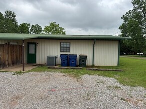 Building Photo - Updated 2 bed 1 bath duplex in Blanchard p...