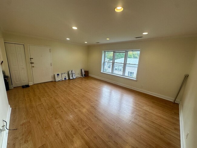 Building Photo - 3Br/2Bth in Oak Sq. Great for a roommates. 3 parking included,  laundry IN UNIT!