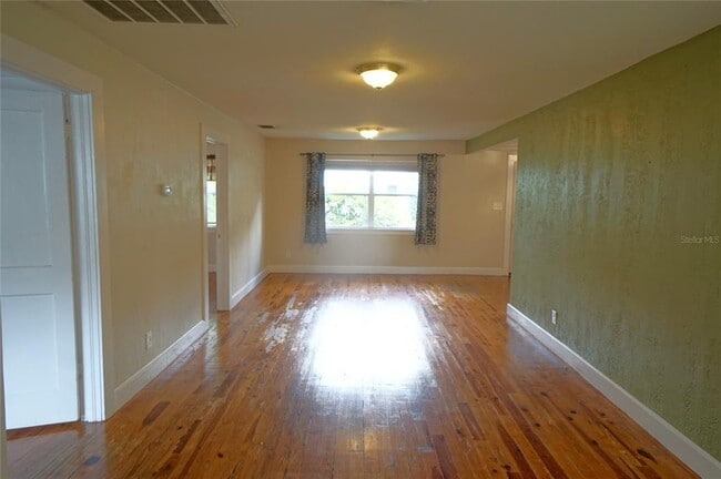 Building Photo - 810 W Woodlawn Ave