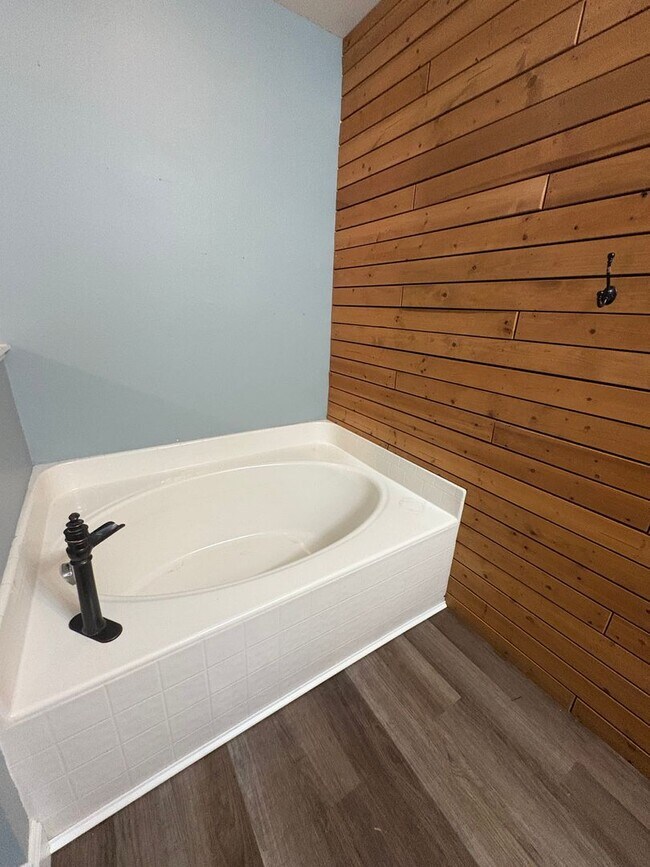 Building Photo - Wonderful 4 bedroom plus bonus room BEAUTY...