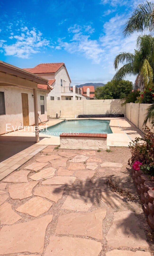 Building Photo - 4 Bed/2 Bath Home with Private Pool & 3-Car Garage / Vouchers Accepted / Available Now!