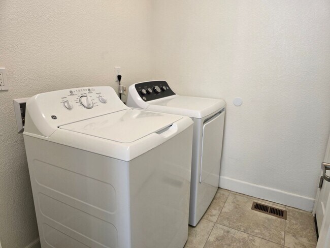 Building Photo - Fabulous home in a gated community with ov...