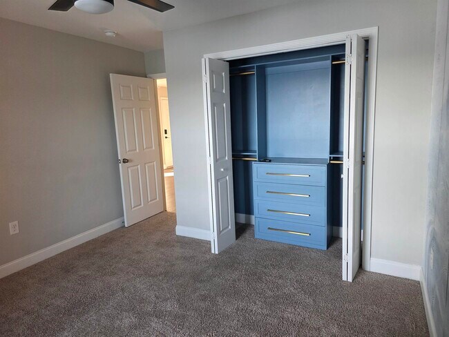 Building Photo - 1048 Meadowoods Dr