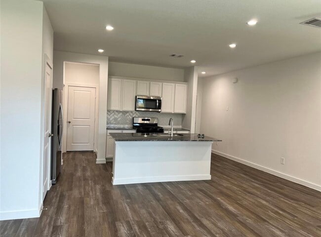 Building Photo - 3016 La Latina Dr