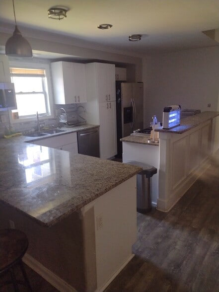 Building Photo - 2092 River Rd