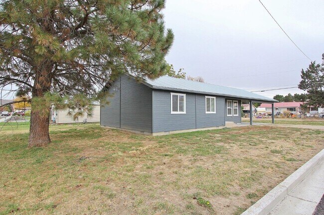 Building Photo - 402 Hazel Ave