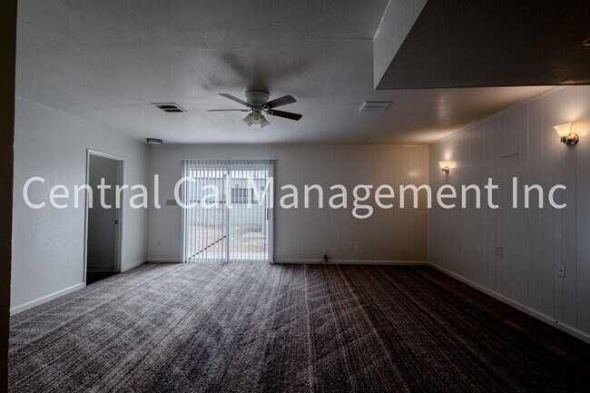 Building Photo - 4 Bedroom/2 Bath Home in Central Bakersfield - $1995 Per Month!