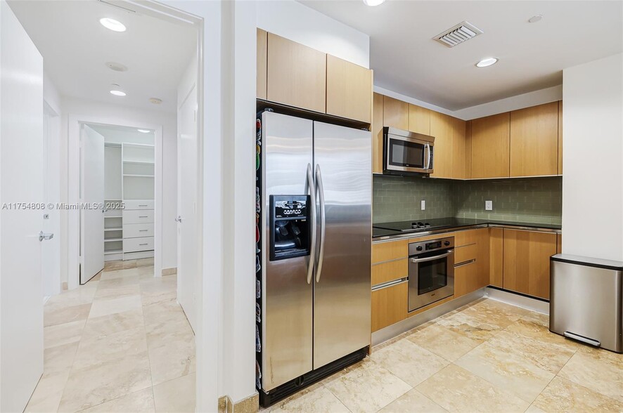 Building Photo - 1050 Brickell Ave