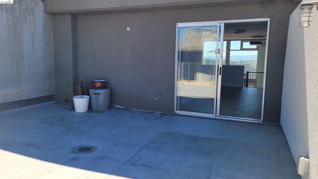 Building Photo - 311 Oak St