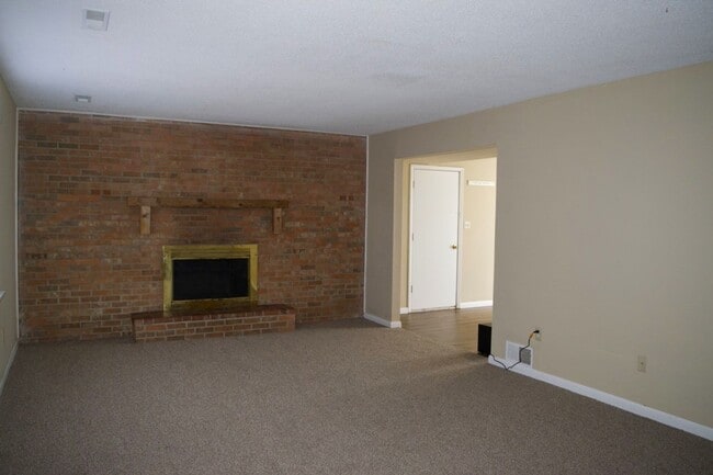 Building Photo - Nice 3 Bedroom 2.5 Bathroom Townhome