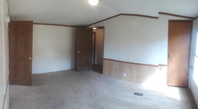 Building Photo - Large open floor plan 3BDR 2BA