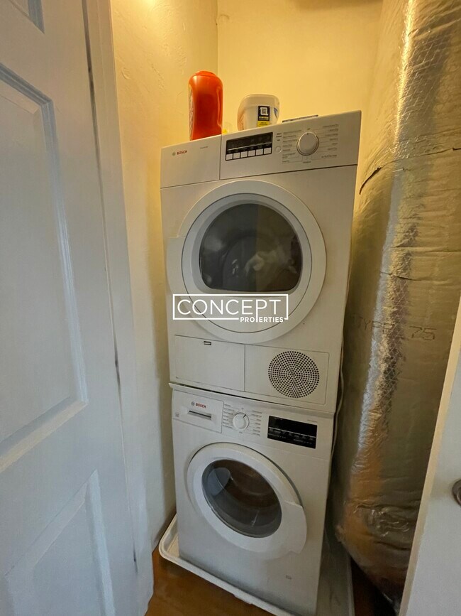 Building Photo - 1027 Tremont St