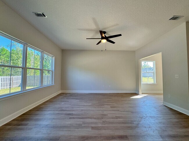 Building Photo - AVAILABLE OCTOBER 2025 [PET FRIENDLY]
