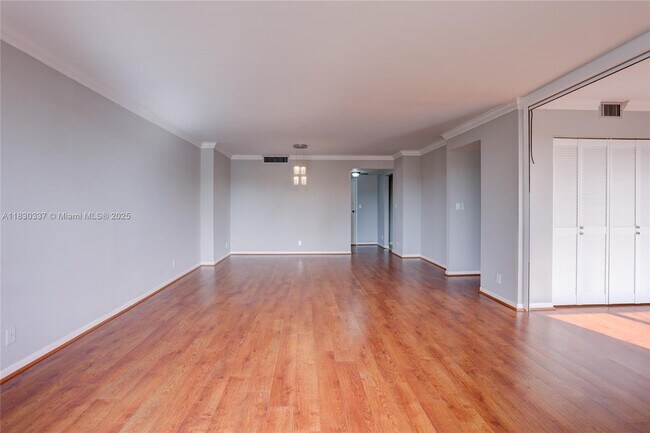 Building Photo - 2500 Parkview Dr