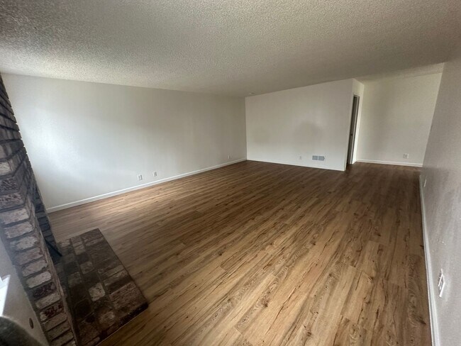 Building Photo - 547 De Leon Dr