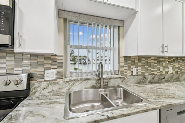 Building Photo - 3938 Versailles Dr