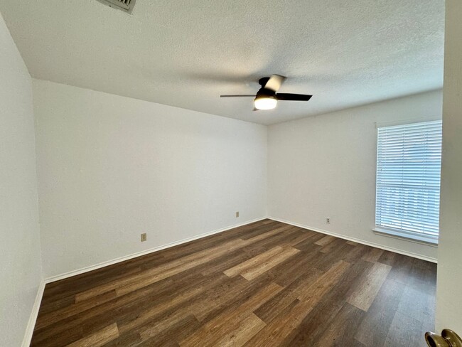 Building Photo - Big 4 Bedroom Home in Stone Oak!
