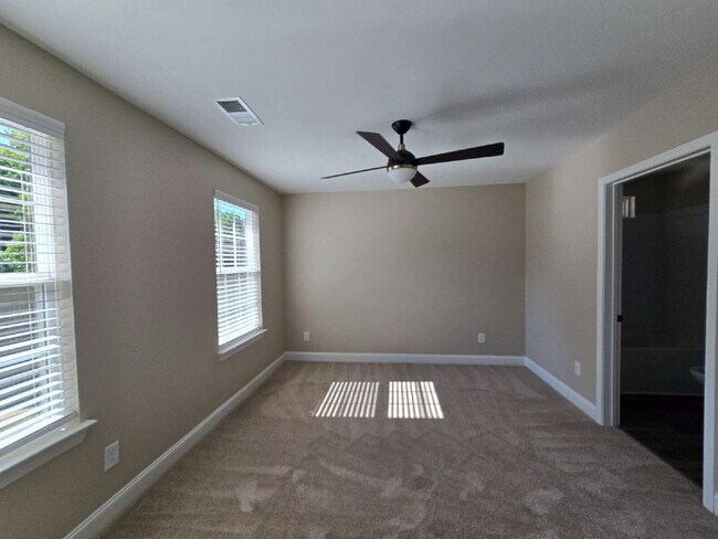 Building Photo - 2 Bedroom Townhomes Near Downtown Mebane for $1495