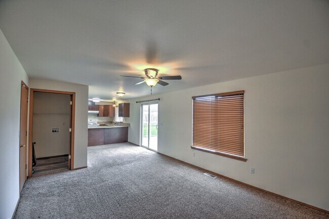 Building Photo - Fantastic 4 bedroom home in excellent loca...