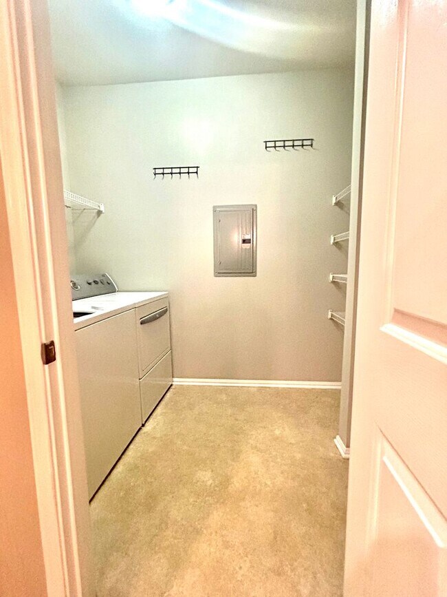 Building Photo - 3 Bedroom/ 2 Bathroom Condo Available in August!