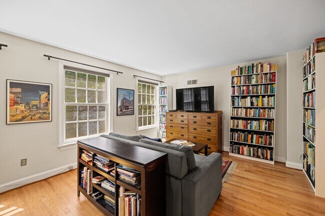 Building Photo - Foggy Bottom Home | 3 Bed | 2.5 Bath | 2,050 Sf | Large Private Patio