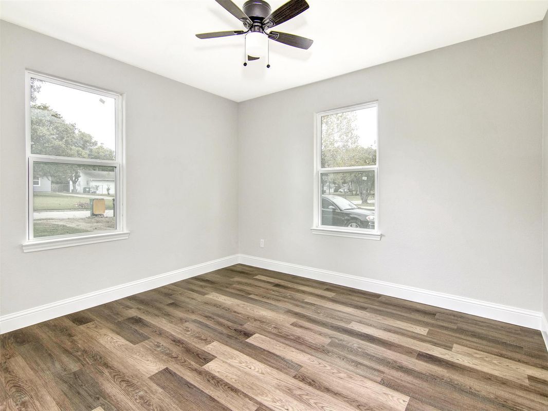 Building Photo - 223 Lakewood Dr