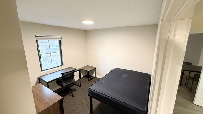 Interior Photo - 809 W Springfield