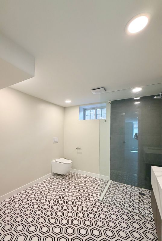 Building Photo - 557 S University Blvd