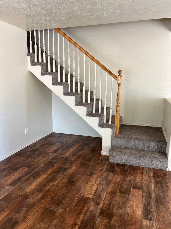 Building Photo - Nice 3 Bedroom, 2.5 bathroom townhome in S...