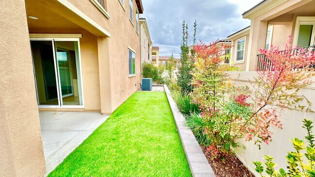 Building Photo - Beautiful, Stand Alone Condo in Resort-lik...