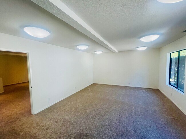 Building Photo - Extraordinary home with expansive yard on a flag lot in Mountain View.  Great Location and Schools.