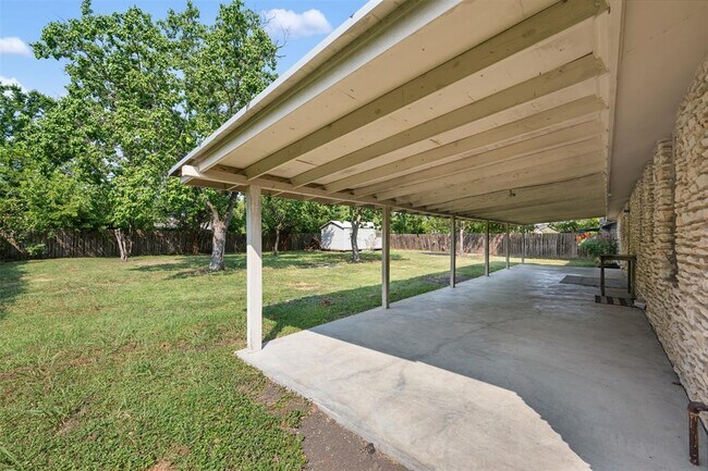 Building Photo - 2506 Oak Ln