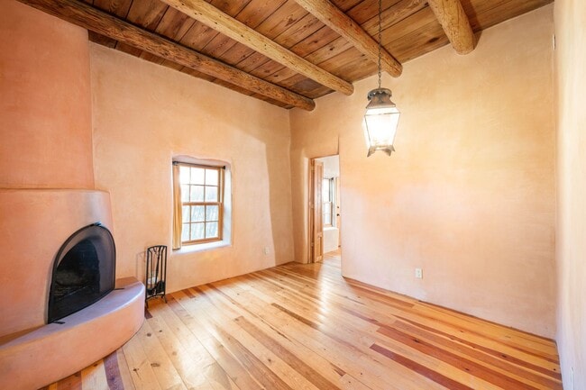 Building Photo - Santa Fe Charm in the Historic Guadalupe D...
