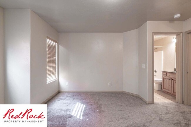 Building Photo - Beautiful 3 bedroom, 2.5 bathroom Townhome...