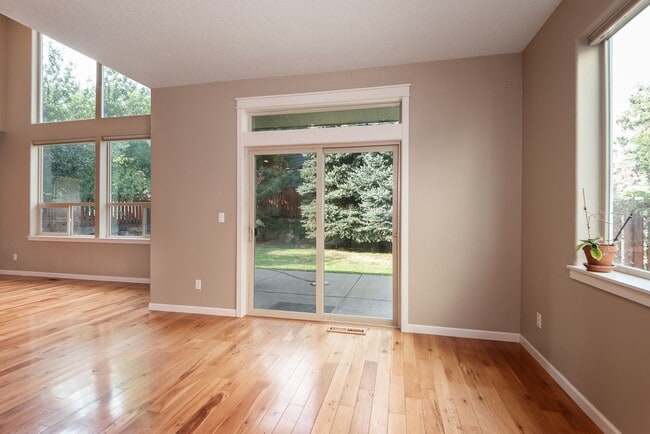 Building Photo - 4-Bedroom Home Near Pine Nursery Park Smar...