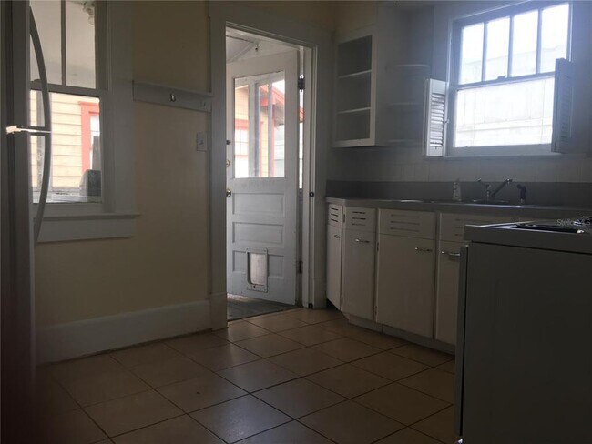 Building Photo - 113 E Vanderbilt St