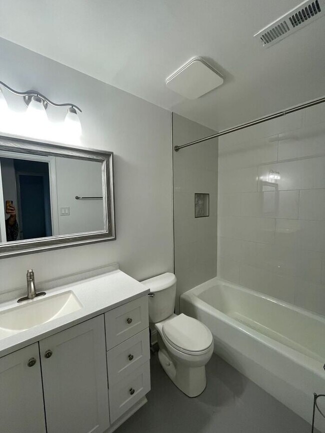 Building Photo - Beautiful 3-bedroom, 2.5 bath townhome in the highly desirable Governors Square subdivision.