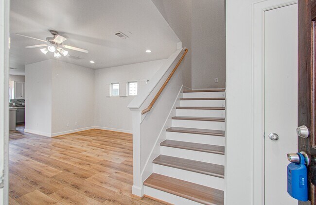 Building Photo - 624 E 39th St