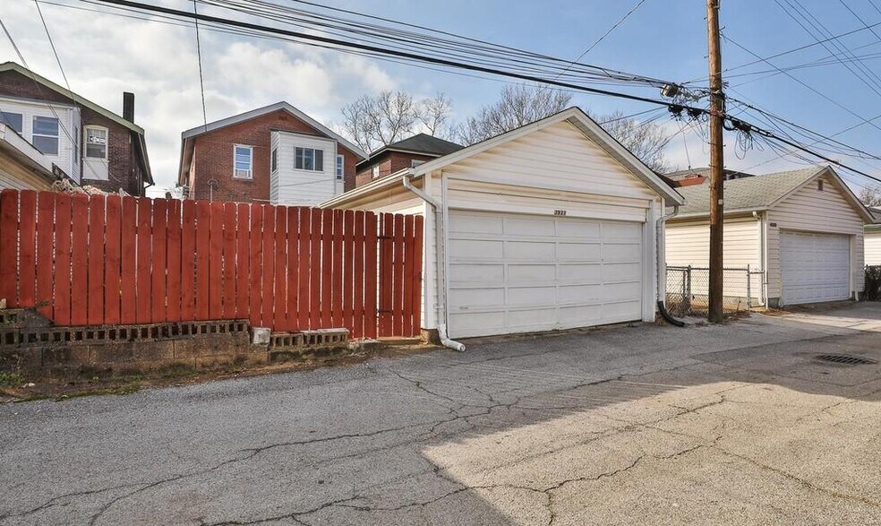 Garage - 3933 Fillmore St
