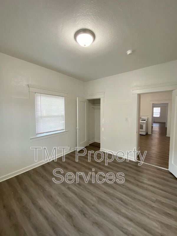 Building Photo - 202-208 W Oak Street