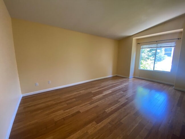 Building Photo - Open Single-Family 3Bed/2.5BA Home Mere Mi...