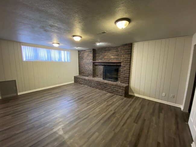 Building Photo - AVAILABLE NOW: GORGEOUS TOWNHOME $2,000/Month