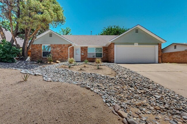 Building Photo - 3 Bedroom 2 Bath with 2 car garage