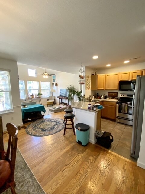 Building Photo - 141 Rowena Pl