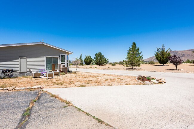 Building Photo - Cozy Upgraded Home w/ Panoramic Mountain V...