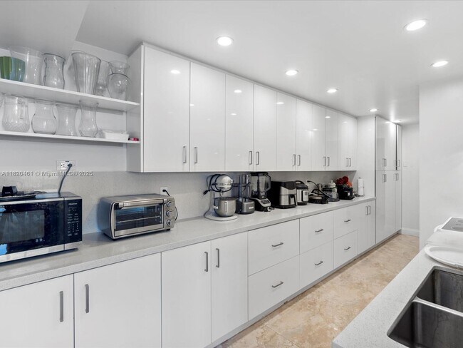 Building Photo - 20335 W Country Club Dr