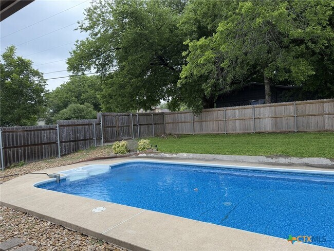 Building Photo - 621 S Roy Reynolds Dr